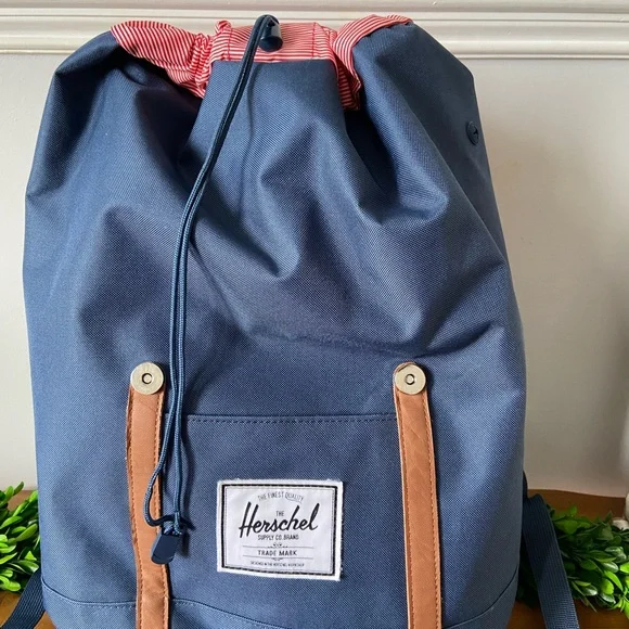 Hershel retreat back pack. 19.5L. Navy blue.